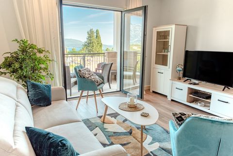 Wohnzimmer mit Blick auf Balkon 54224408920_fcce663f90_o.jpg