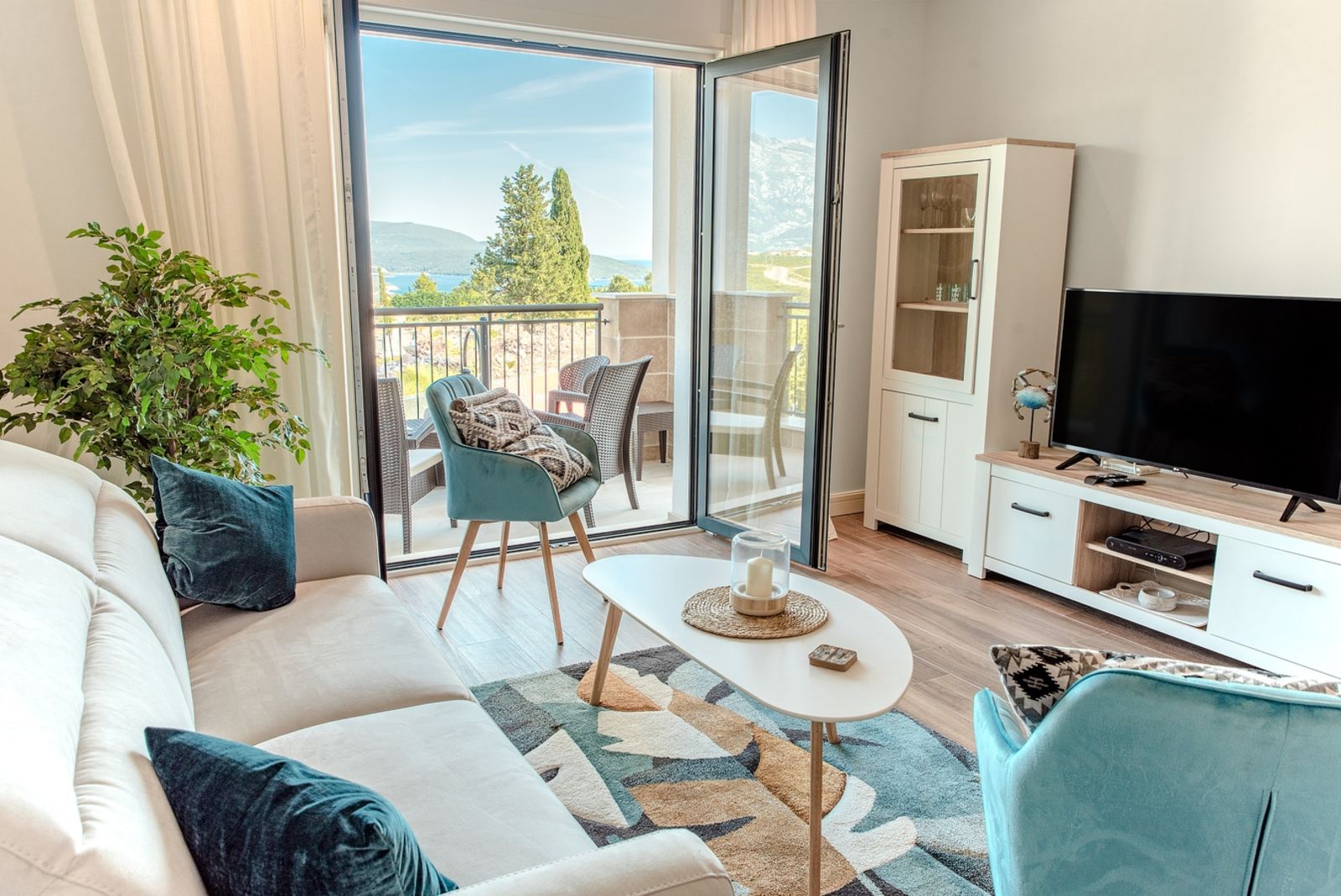 Wohnzimmer mit Blick auf Balkon 54224408920_fcce663f90_o.jpg