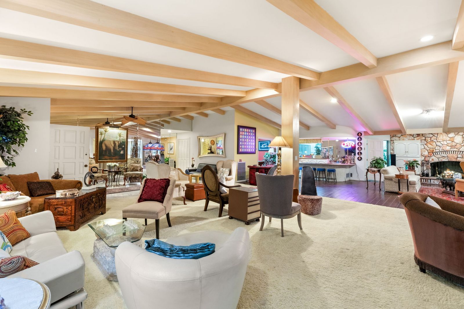 Wohnrauhm mit Bar und Kamin 13-web-or-mls-3970-Spencer-St-112.jpg