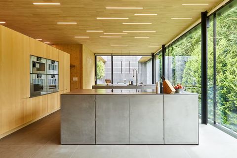 Küche mit Kücheninsel und bodentiefen Fenstern ins Grün 2original.jpg