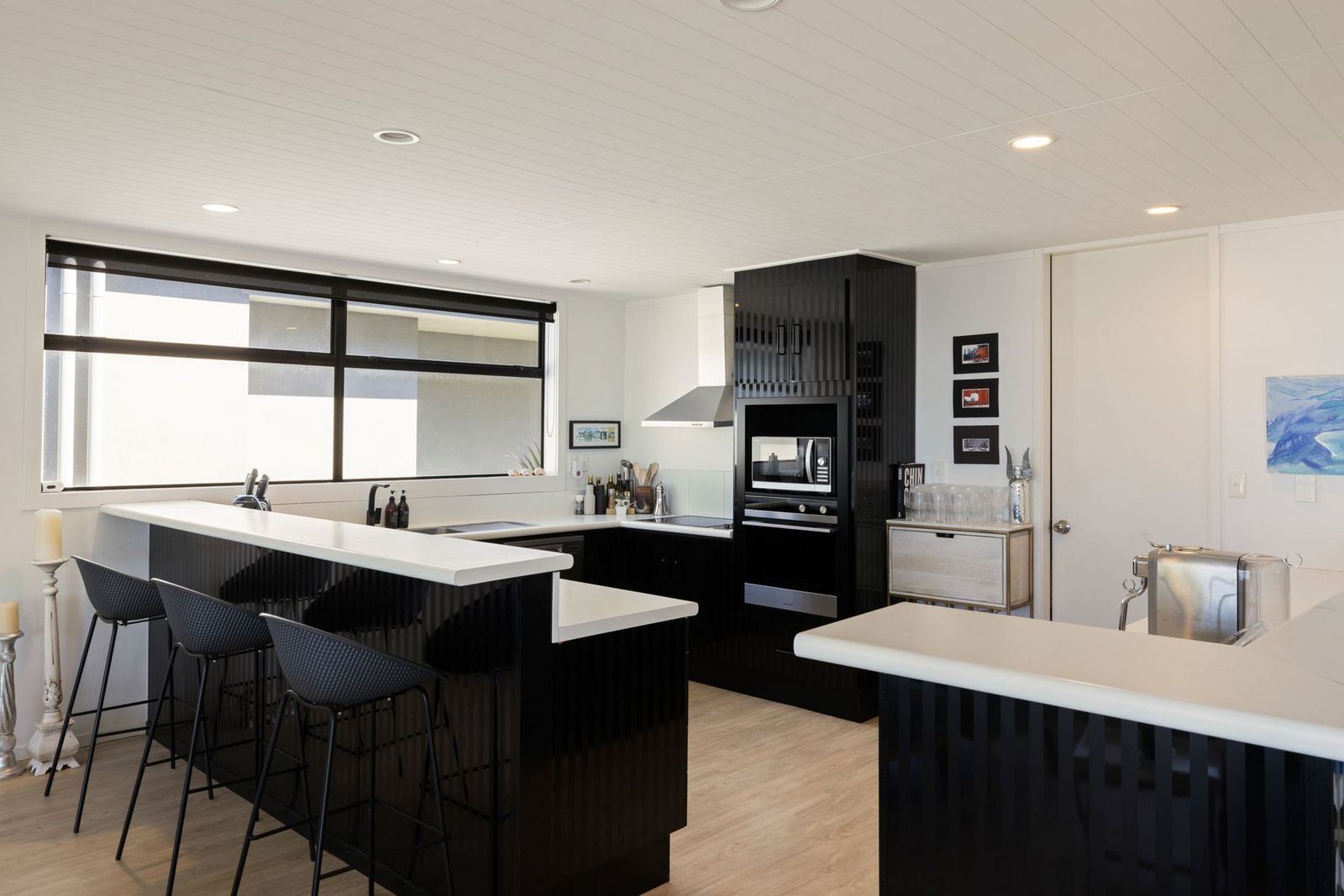 Modern gestaltete Küche im schwarzen Design 1900xxsxm7.jpeg