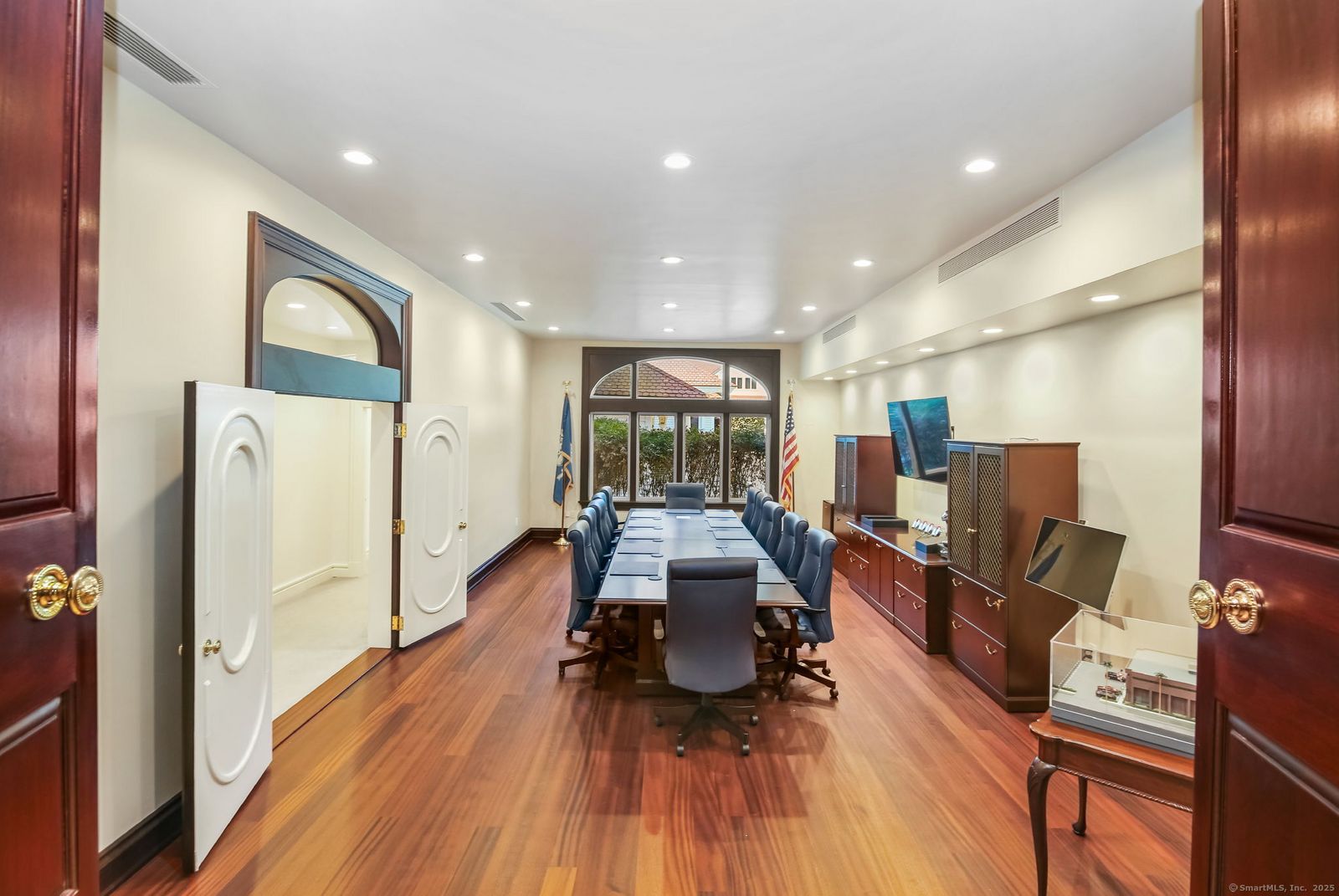 Konferenzraum mit blauen Leder-Bürosesseln HD_1756318727573_47_web_or_mls_50_poplar_hill_dr.JPEG