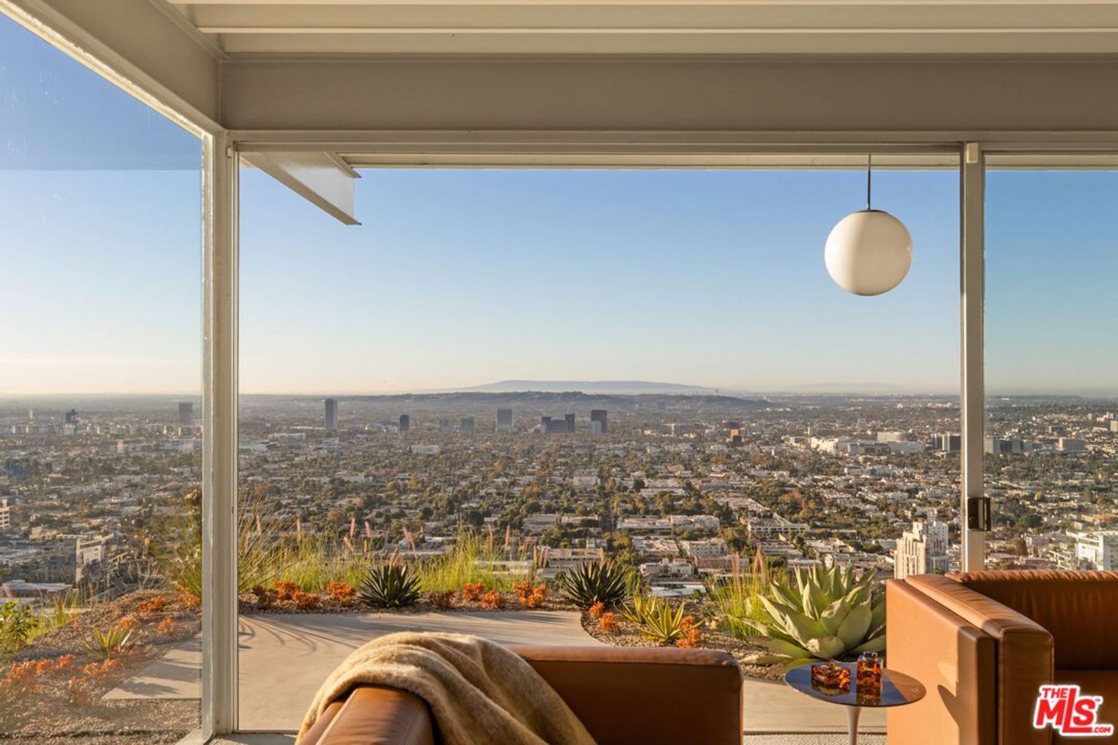 Hollywood-Panorama vom Wohnzimmerfenster tagsüber 905498245135437121.jpg