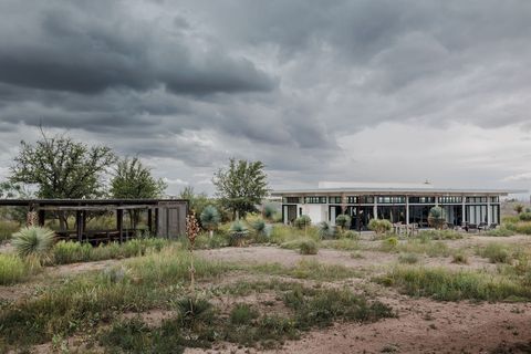 Außenansicht der Villa mit Holzterrasse im Bunker-Style, umgeben von Wüstengarten und Wüstenpflanzen jameshruizphotography-friedmanranch-47.jpg
