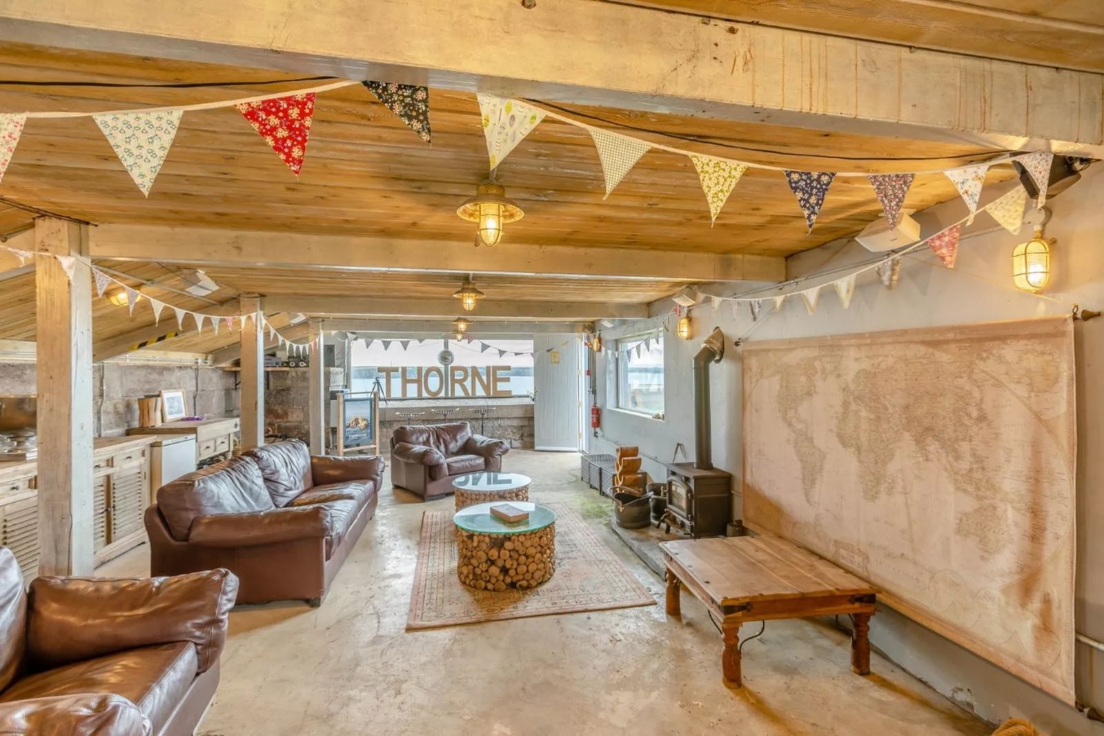 Gemeinschaftsraum mit Ledersofas, Weltkarte, Holzofen 1660x1110_LON230071_21.jpg