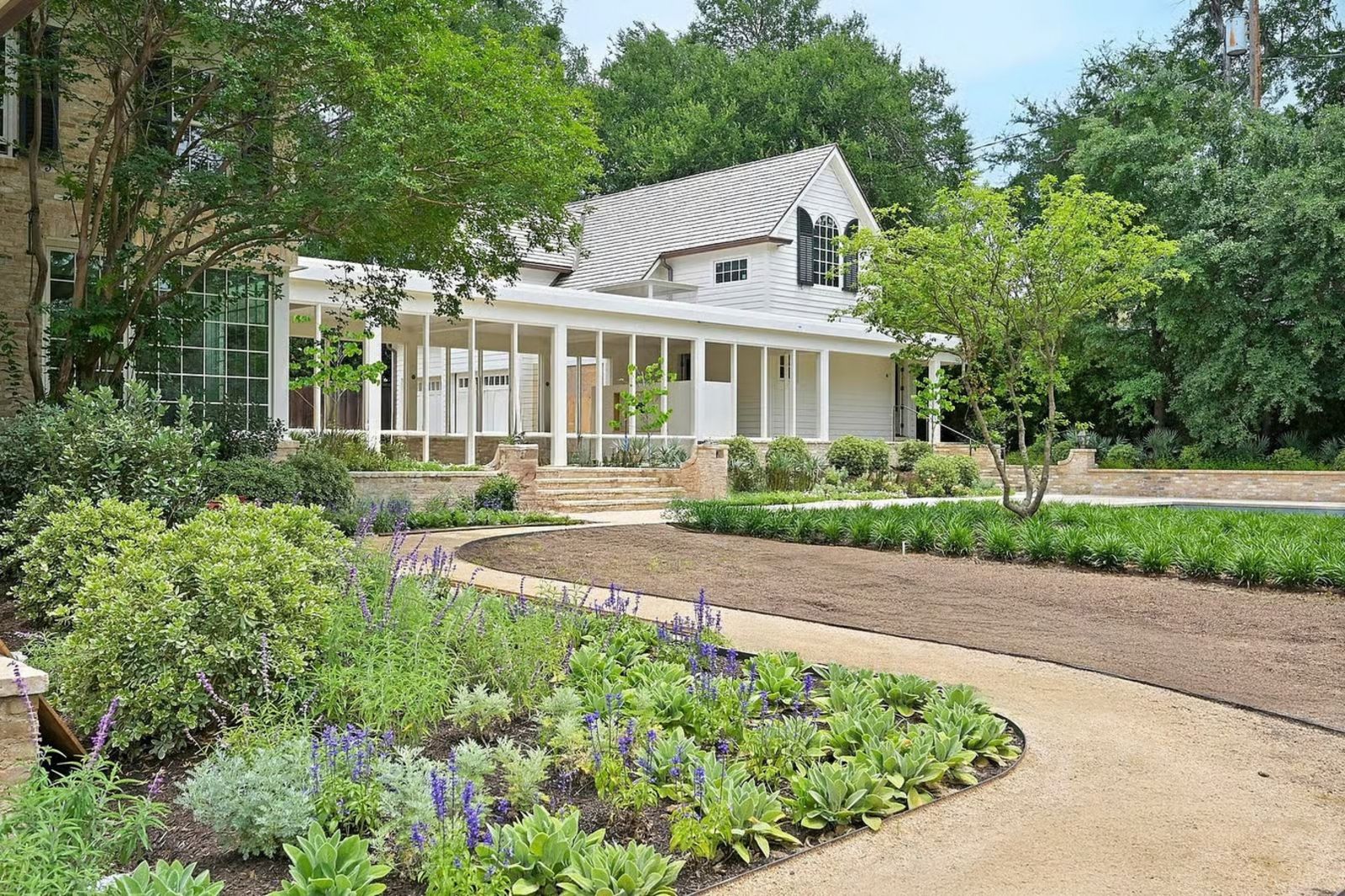 Blick über die Beete zum Haus image-1113872-1747784408.jpg