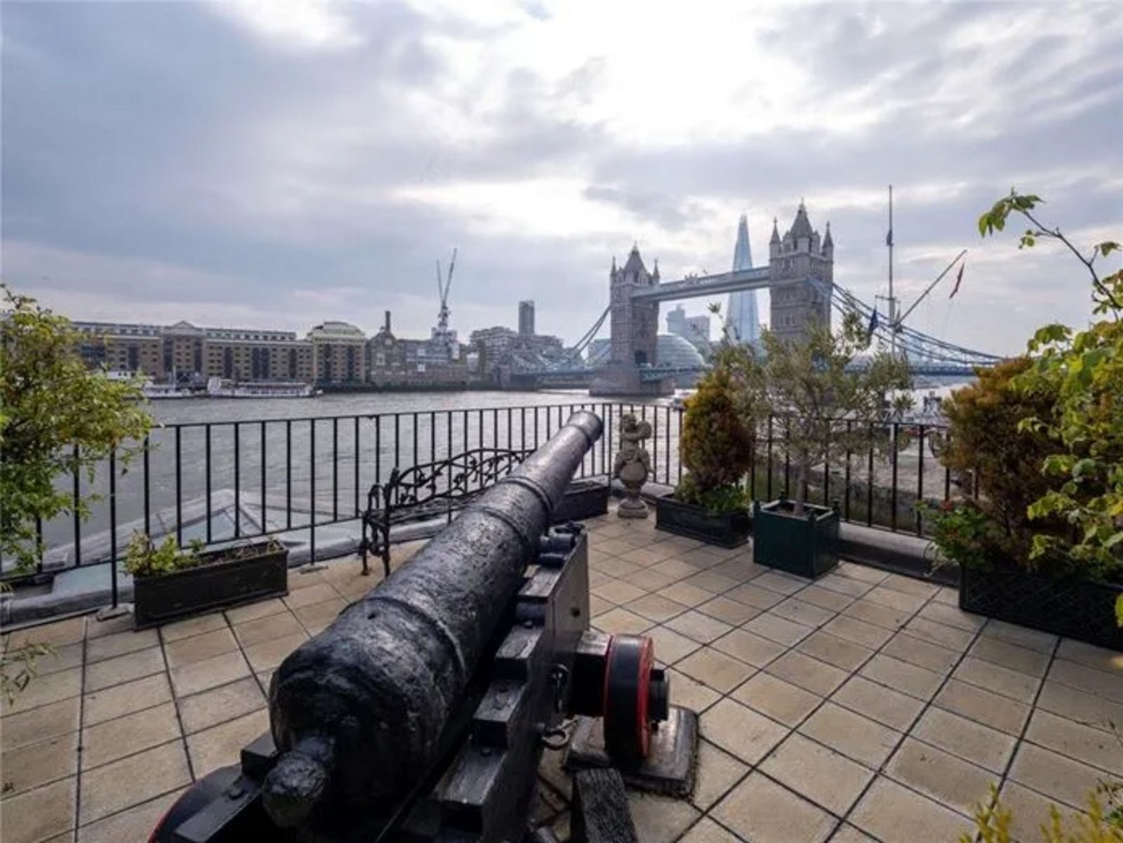 Terrasse mit Blick auf den Fluss und Towerbridge CHA240006_18.jpeg