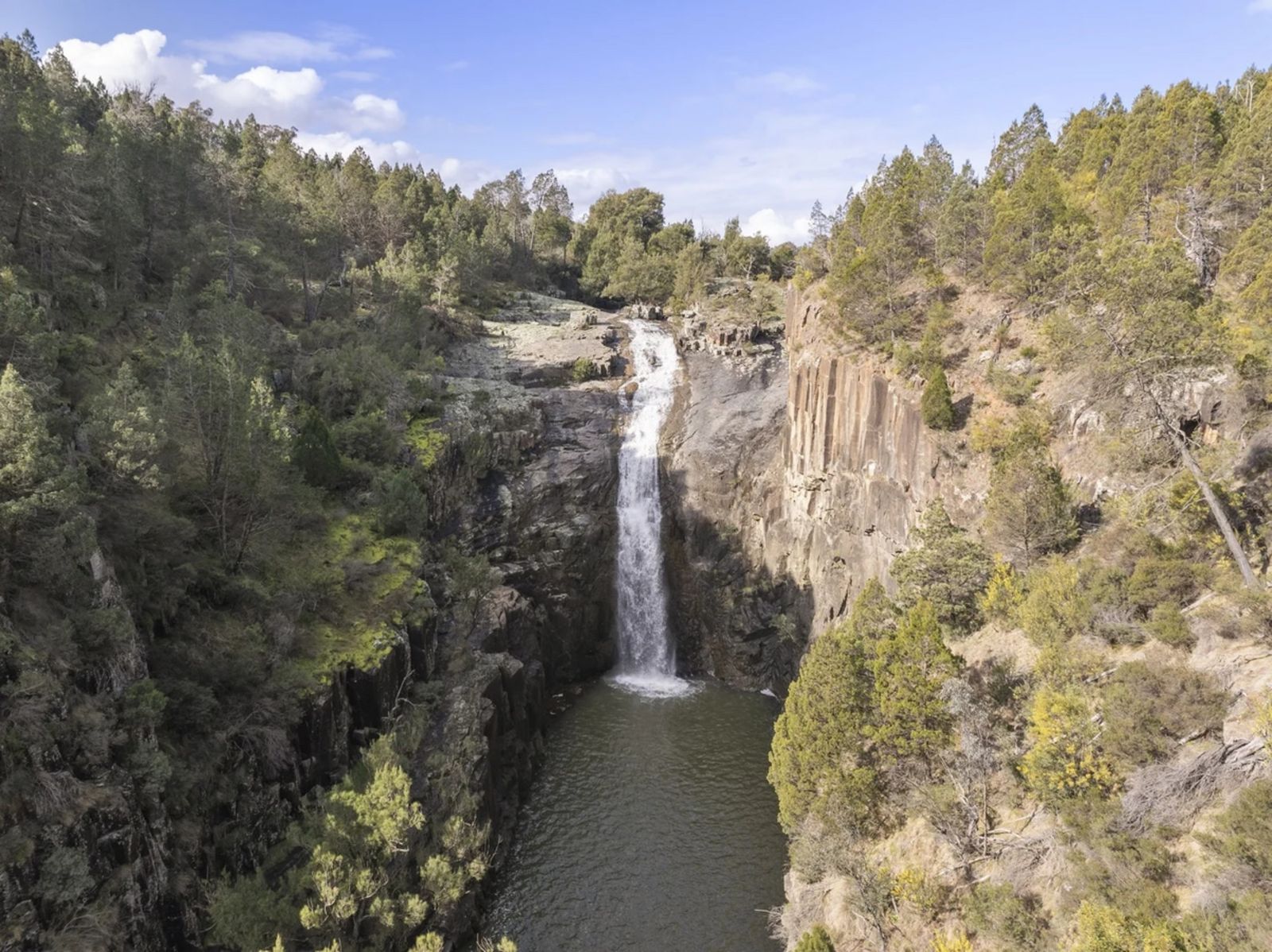 Frontblick Wasserfall beim Sonnenlicht 2019563759_11_1_241015_075623-w5272-h3948.jpg