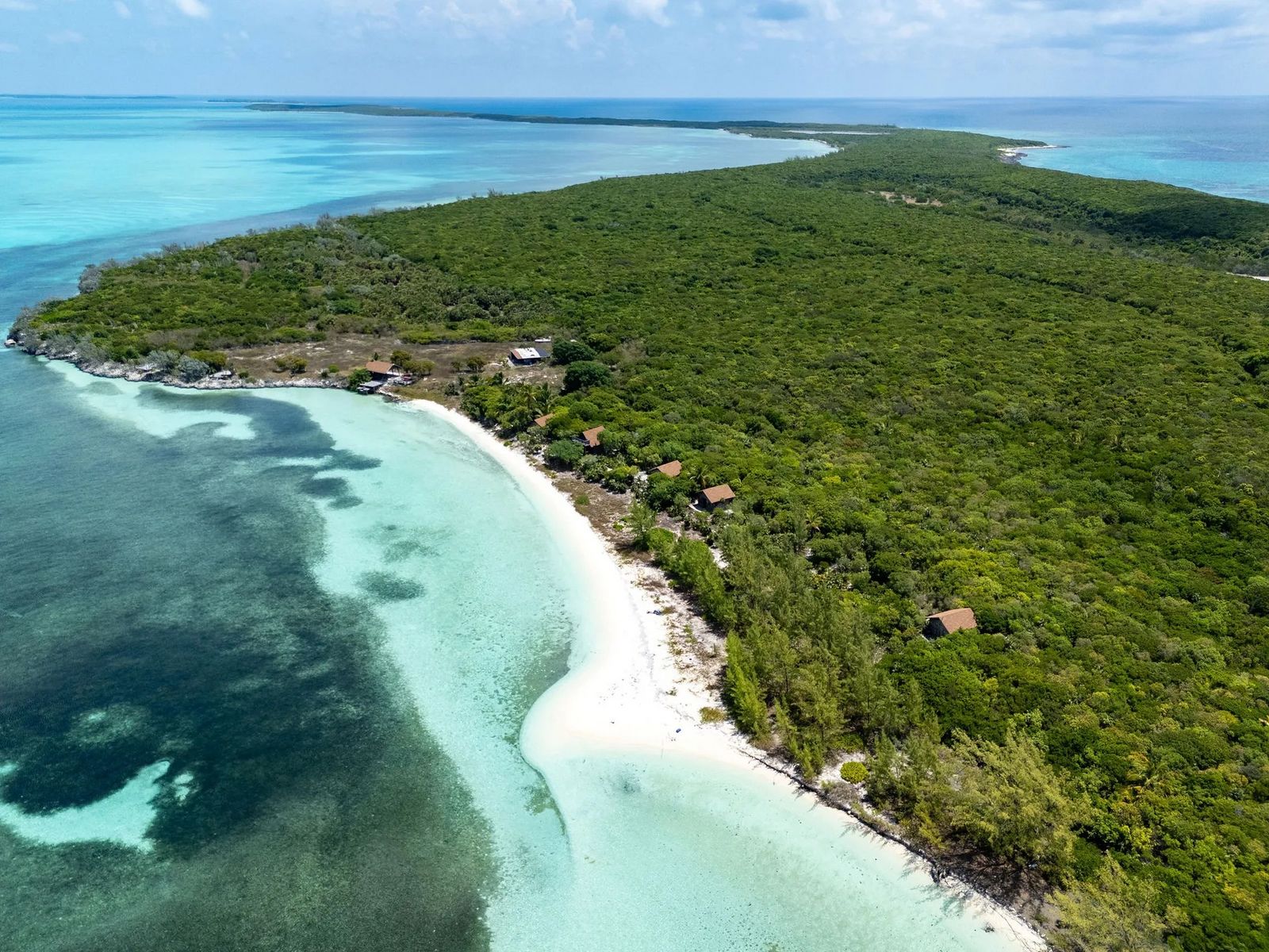 Feiner weißer Sandstrand mit türkisfarbenem Meer und üppiger Vegetation an der Küste AFBD05C7-4CBE-4962-AA57-922FF9E94E64.jpeg