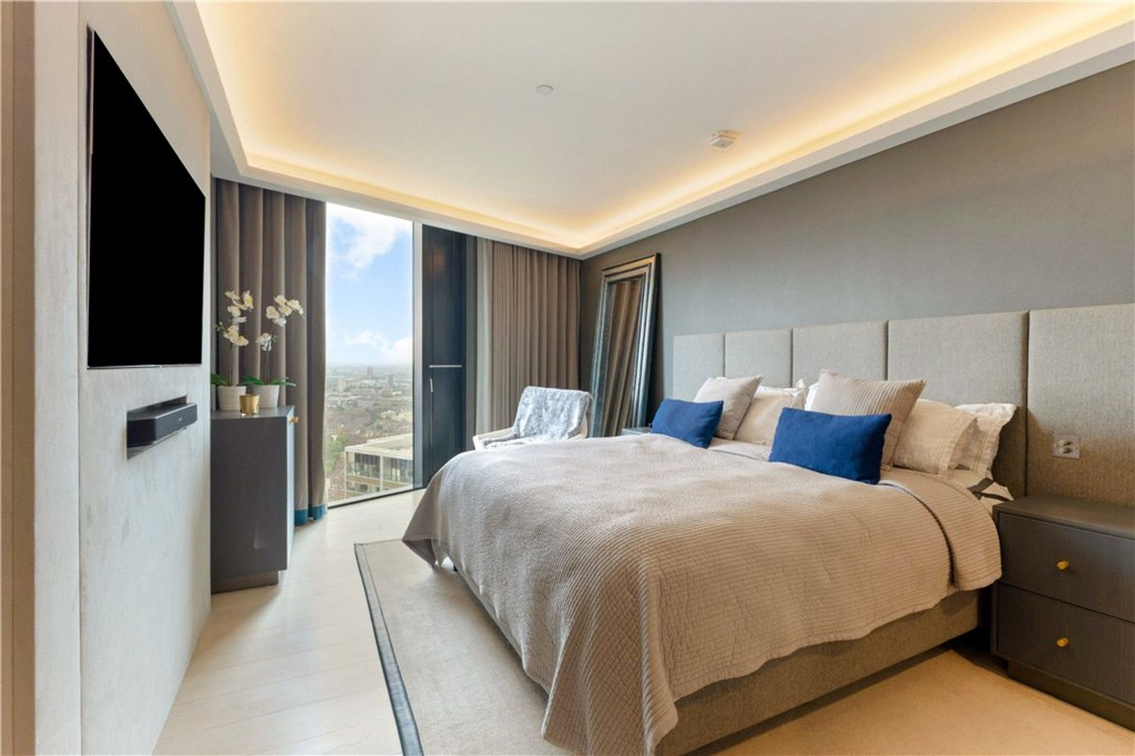 Gemütliches Schlafzimmer in warmen Brauntönen TOW250063_18.jpg