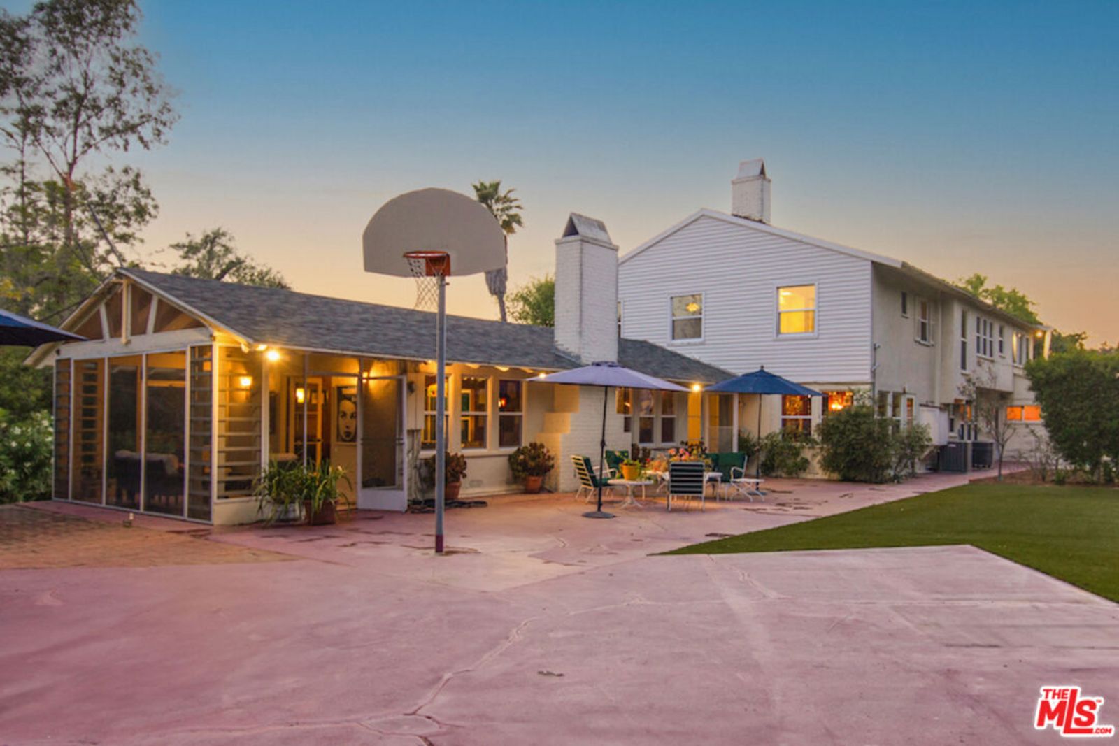 Terrasse mit Basketballkorb und Blick zu Haus origin3.jpg