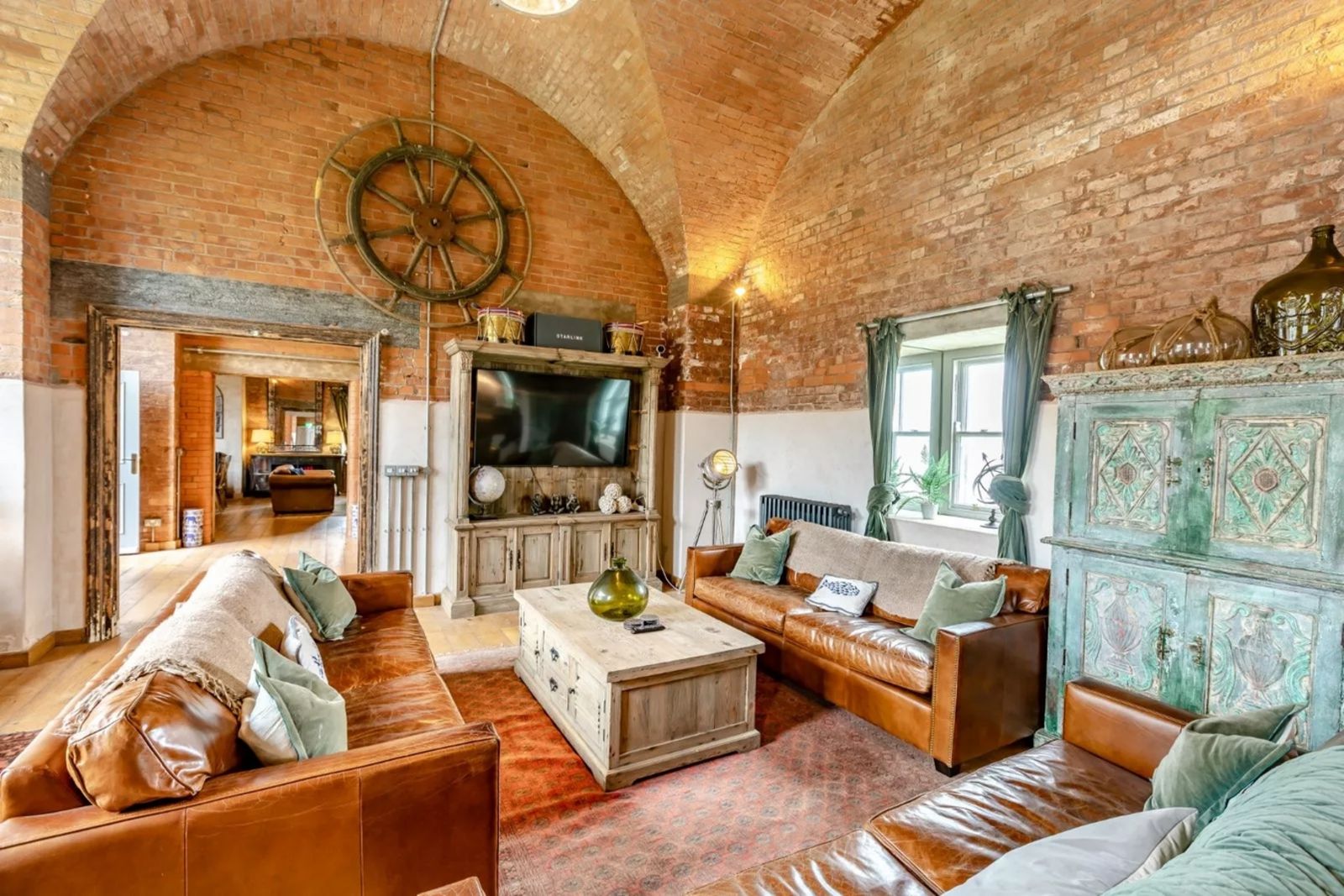 Wohnbereich mit Ledermöbeln, Steingewölbe, Steuerrad als Deko 1660x1110_LON230071_08.jpg