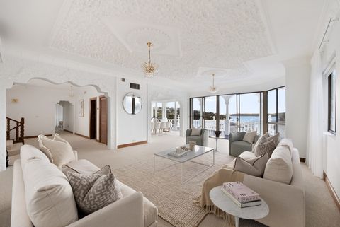 Wohnzimmer, weiß-creme-Töne mit Stuck mit Blick Richtung Veranda WEB-528041-scaled.jpg