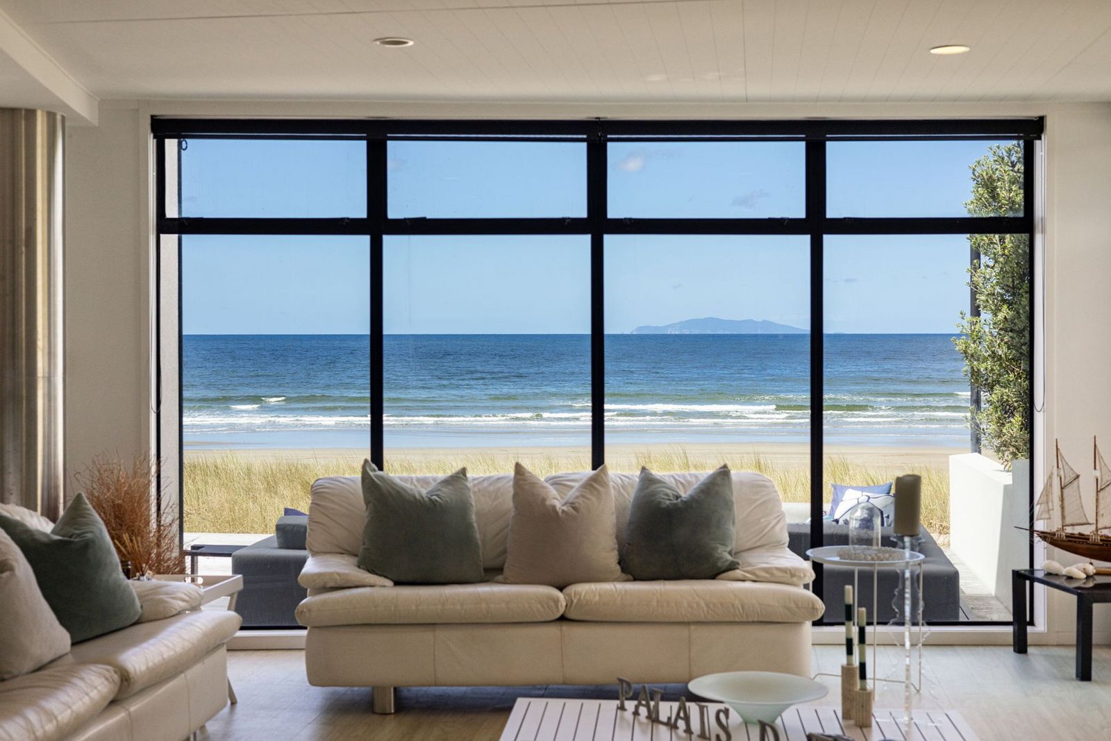 Wohnzimmer mit Panoramafenster zum Strand 1900xxsxm.jpg