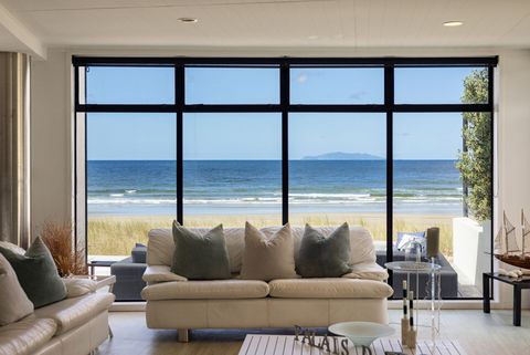 Wohnzimmer mit Panoramafenster zum Strand 1900xxsxm.jpg