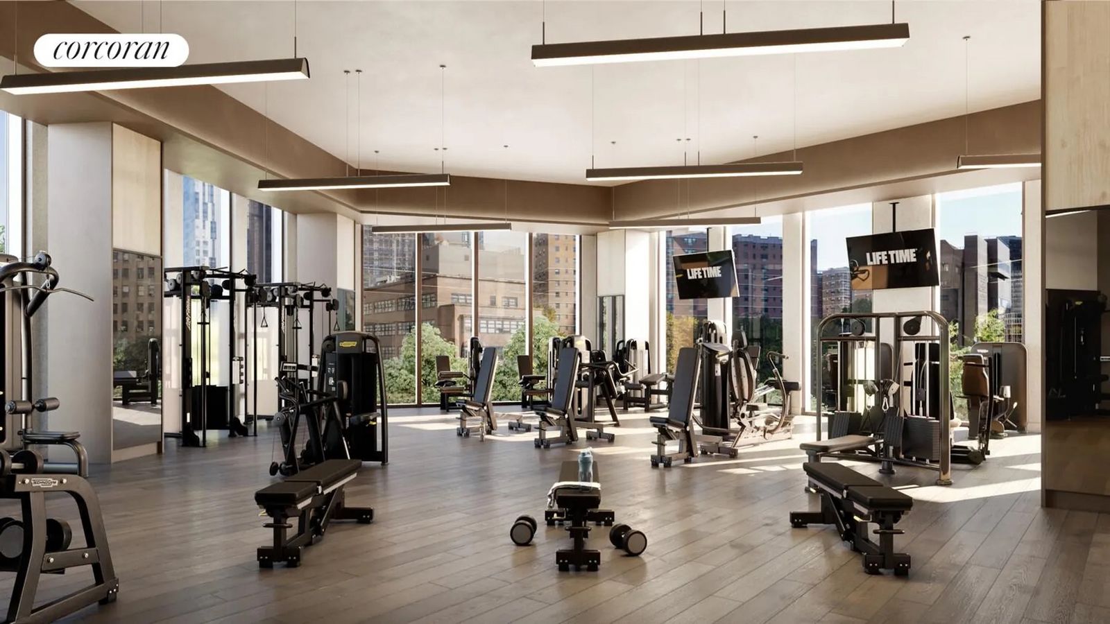 Lichtdurchfluteter Sportraum in einer großzügigen Halle mit Sportgeräten 158653199.jpeg