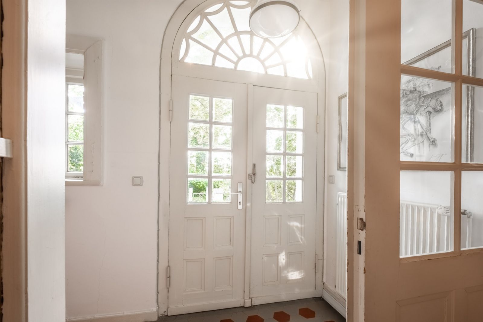 Eingangstür mit durchscheinender Sonne Grass-Innen-17.jpg