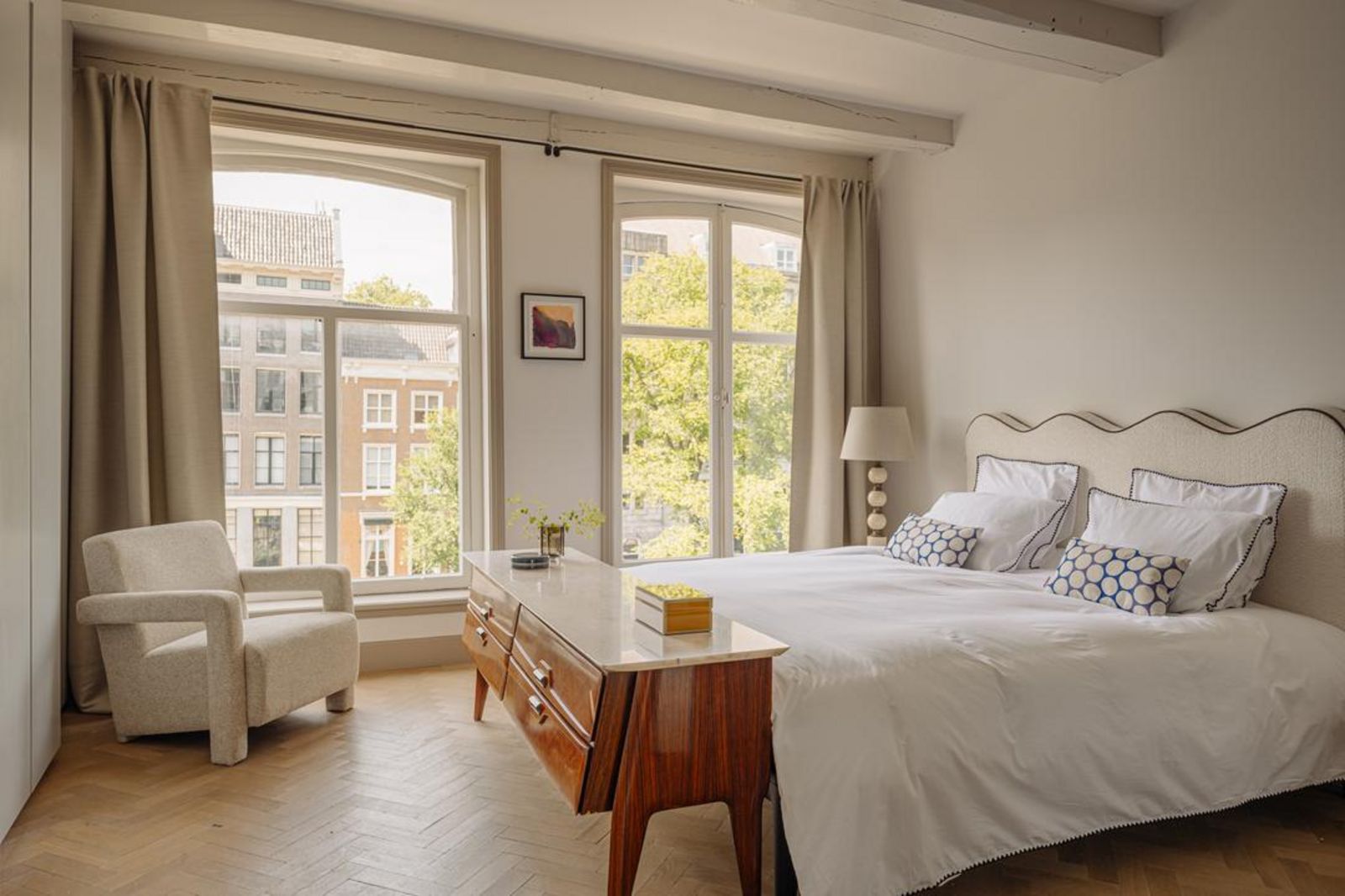 Beiges Schlafzimmer mit bodentiefen Fenstern und viel Tageslicht. 245161208.jpg