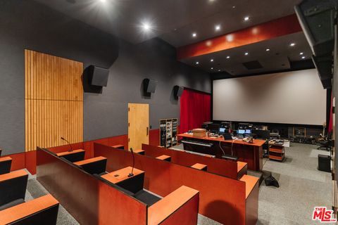 Home Cinema mit Holzsitzbänken 25590691_3bf728e7-650b-4e4e-b148-6afeb8a92fe4.jpg