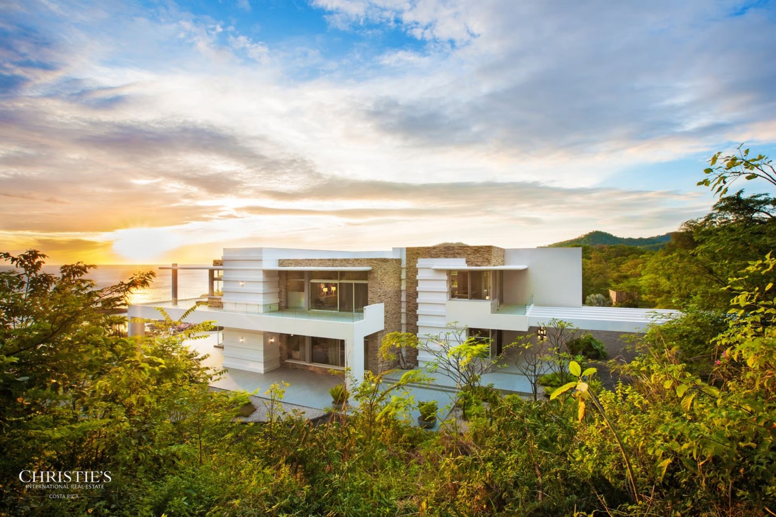 Anwesen im Sonnenaufgang afcfc8cc-37d8-41b9-895b-10adc473ada0.jpg