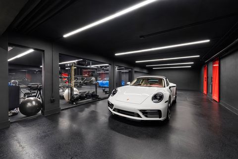 Garage mit Glasfronten zum Trainingsraum, schwarze Wände DSC00207-HIGH.JPG