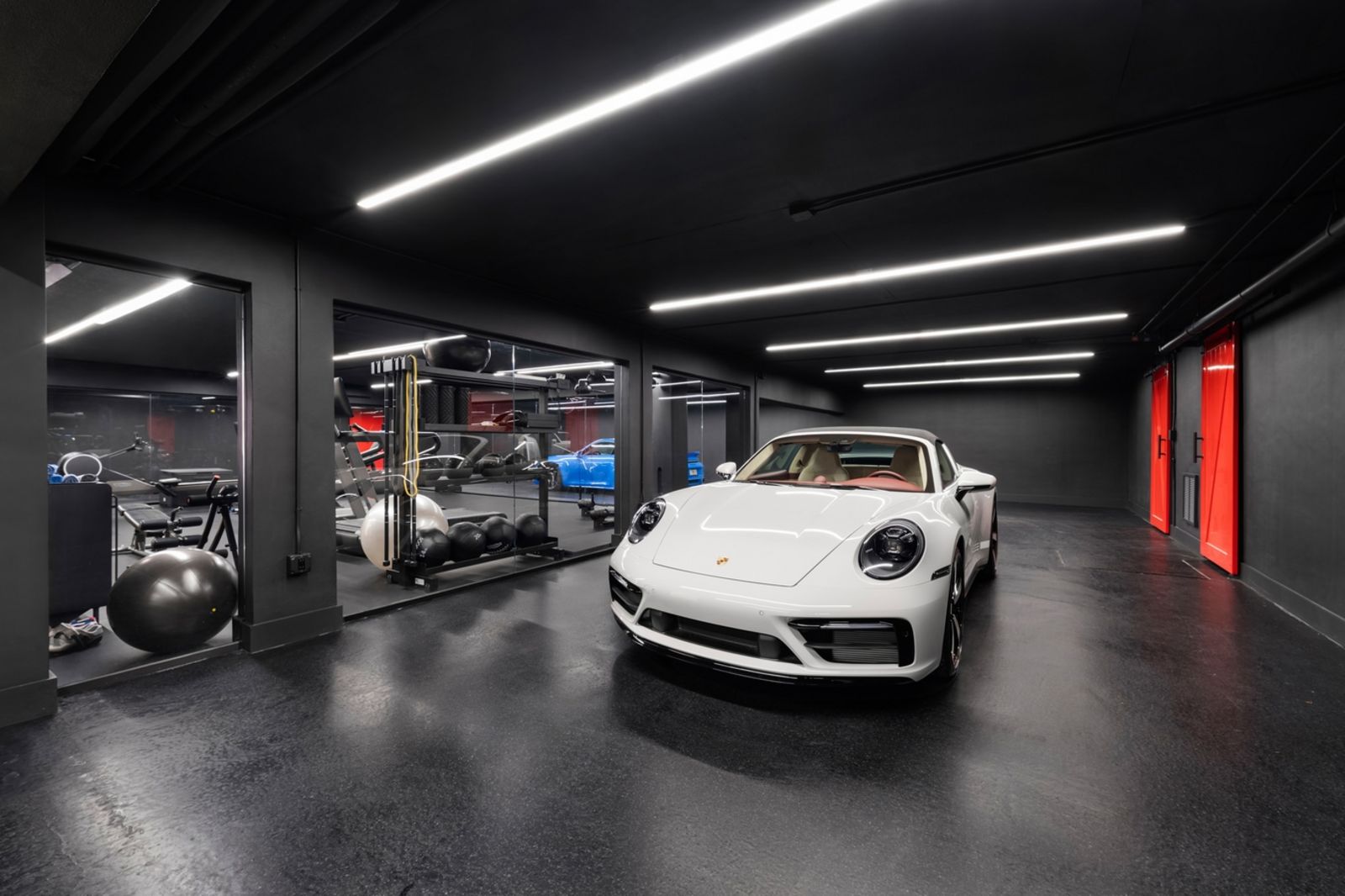 Garage mit Glasfronten zum Trainingsraum, schwarze Wände DSC00207-HIGH.JPG