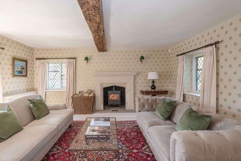 Wohnzimmer in weiß mit Kamin  Caine3.jpg