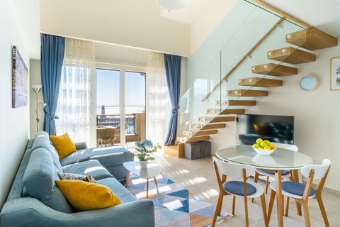 Wohnbereich hell, mit Treppenaufgang und Blick über Balkon aufs Meer 54222337818_51721eeb34_o.jpg