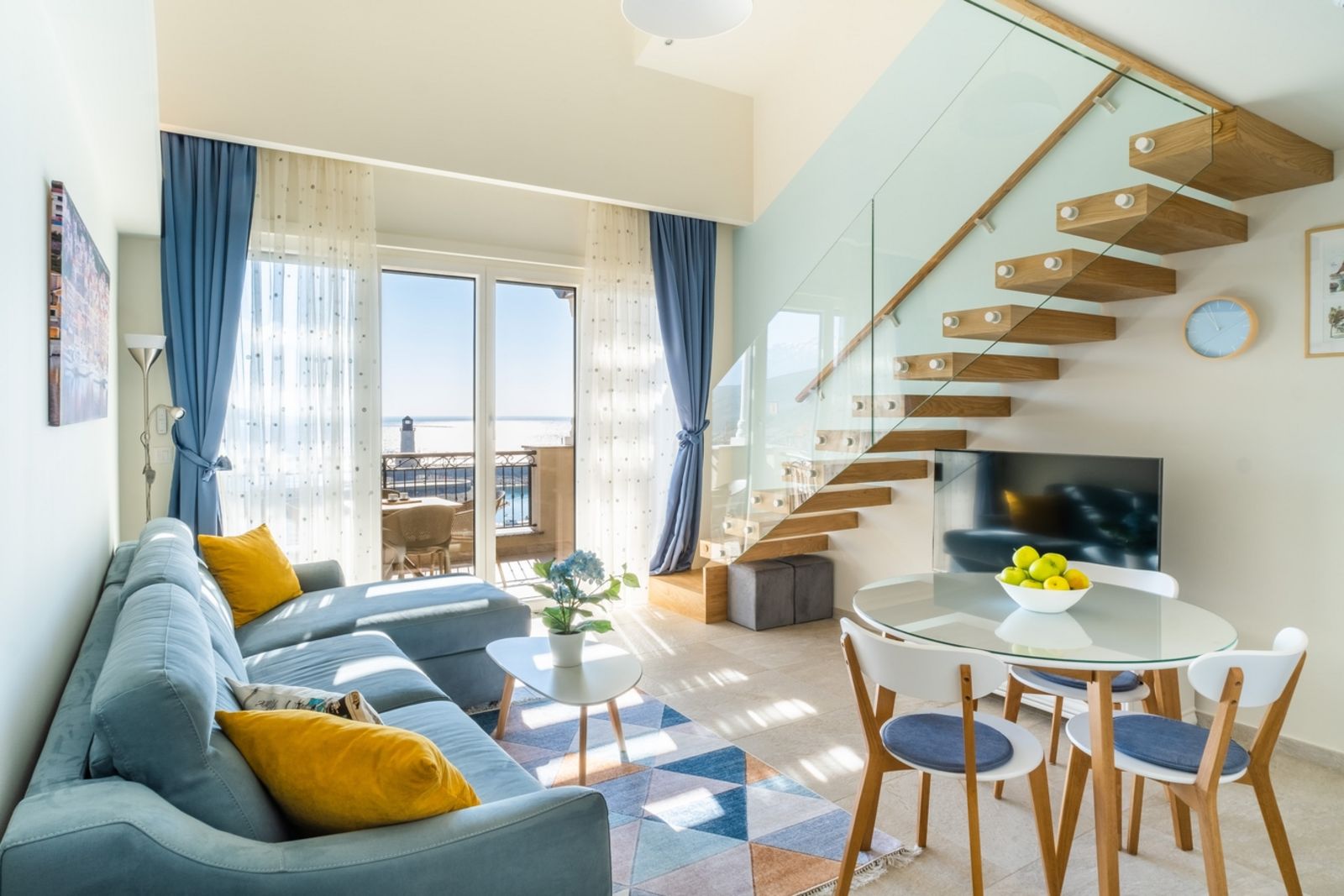 Wohnbereich hell, mit Treppenaufgang und Blick über Balkon aufs Meer 54222337818_51721eeb34_o.jpg