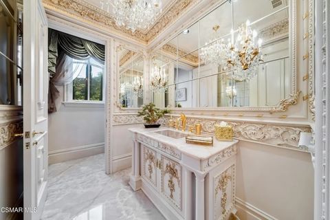 Luxuriöses Badezimmer mit Waschbecken und dekorativem Stuck Badezimmer.jpg