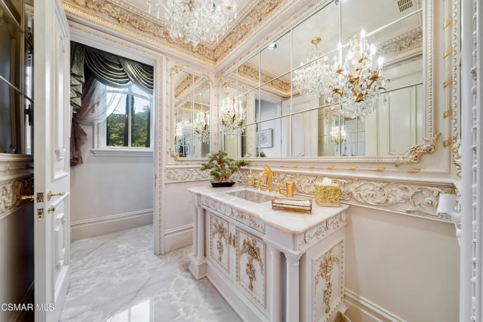 Luxuriöses Badezimmer mit Waschbecken und dekorativem Stuck Badezimmer.jpg