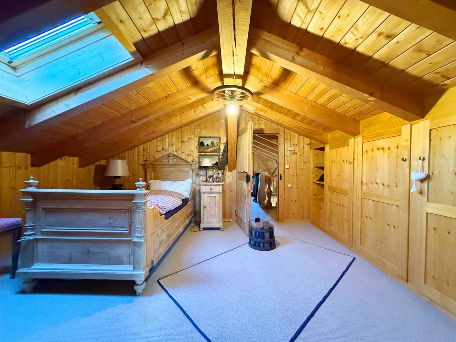 Schlafzimmer im ausgebauten Dach, Dachgebälk und Holzvertäfelung 35.jpeg