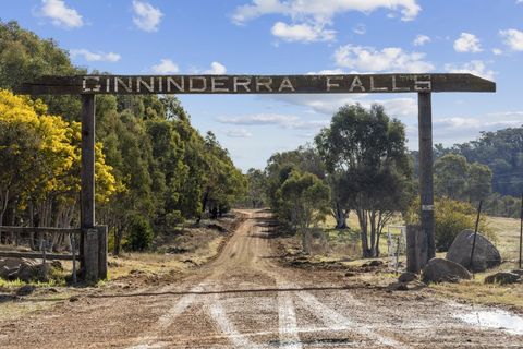 Holz-Tor zu Cinninderra Falls Eingang 2019563759_25_1_241015_075623-w6000-h4000.jpg