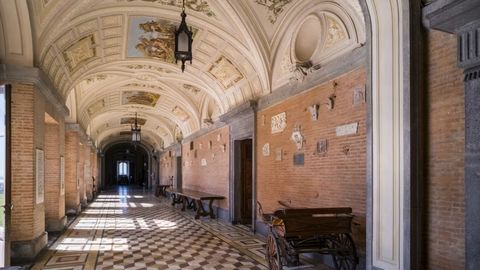 Außenliegender Schlosskorridor mit klassischen Kolonnaden. im-69862004.jpeg