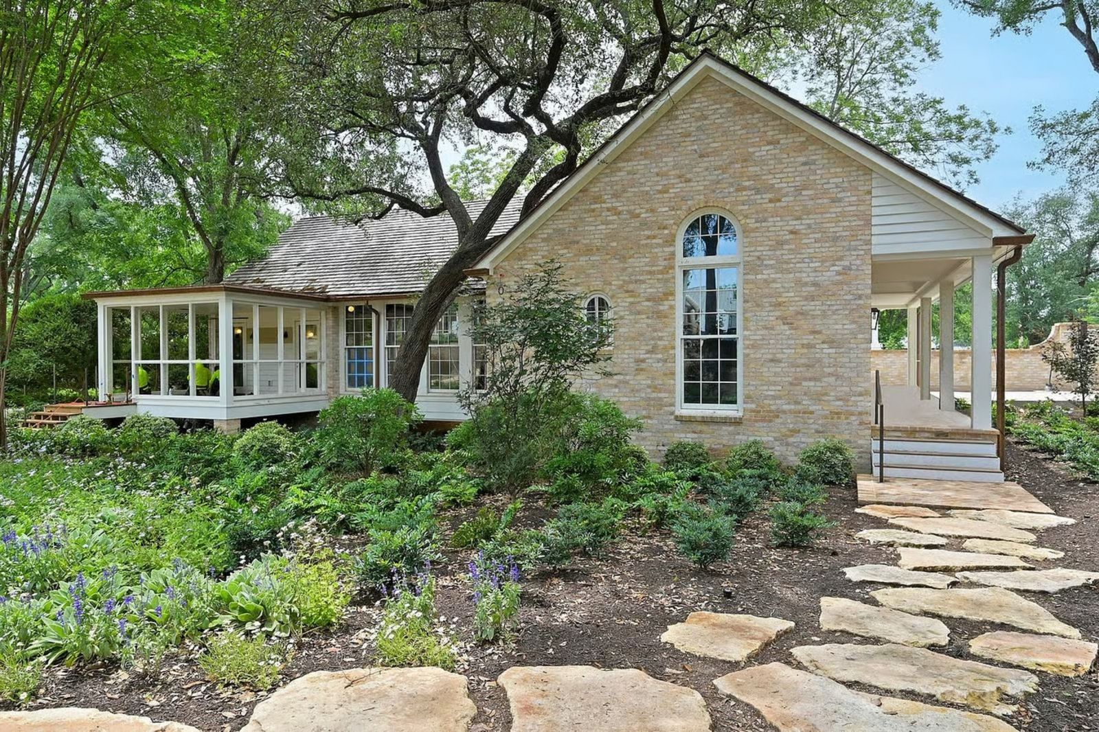 Weg mit großen Natursteinen zum Haus image-1113872-1747784410.jpg