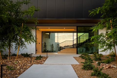 Eingangsbereich mit direktem Blick durch transparente Fensterwand bis zur Rückseite Chisel_Crest_Final_-_MLS-2.jpg