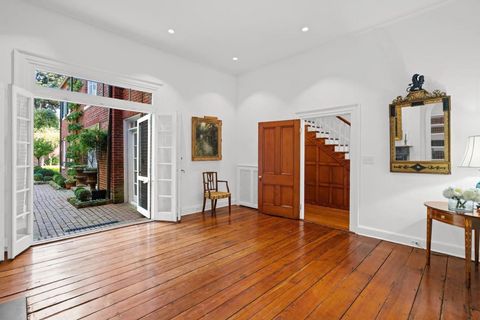 Wohnsalon mit edlen Holzelementen – geöffnete Gartentür nach links imagereader4_Kopie_2.jpeg