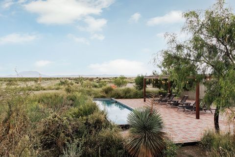 Steinterrasse mit Swimmingpool, umgeben vom Wüstengarten jameshruizphotography-friedmanranch-43.jpg