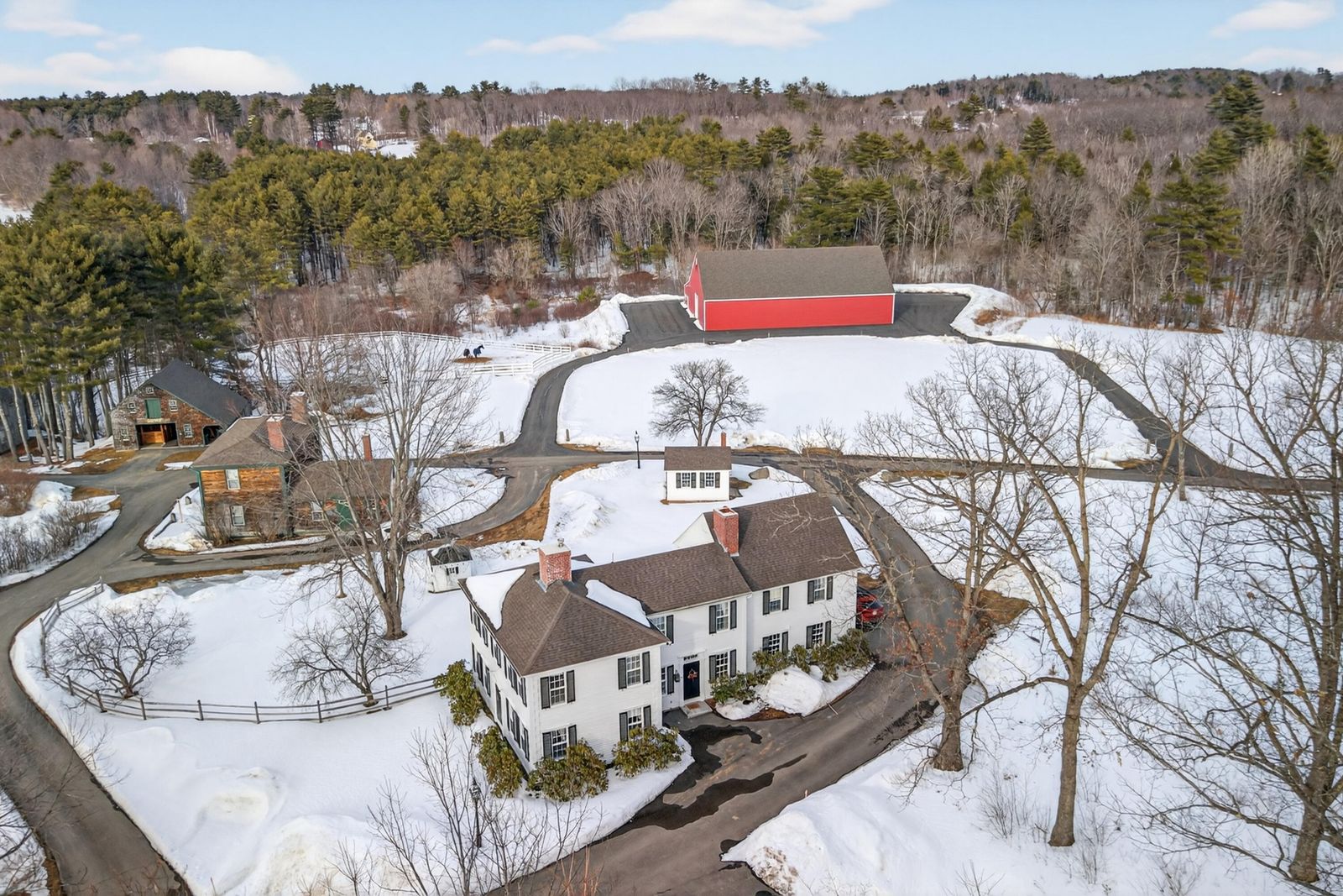 Schneebedeckte Häuser und Garagen, aus der Luft gesehen. 8f9c0c7ee58de7defca5339d592687c6-8.jpg