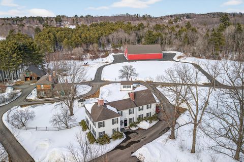 Schneebedeckte Häuser und Garagen, aus der Luft gesehen. 8f9c0c7ee58de7defca5339d592687c6-8.jpg