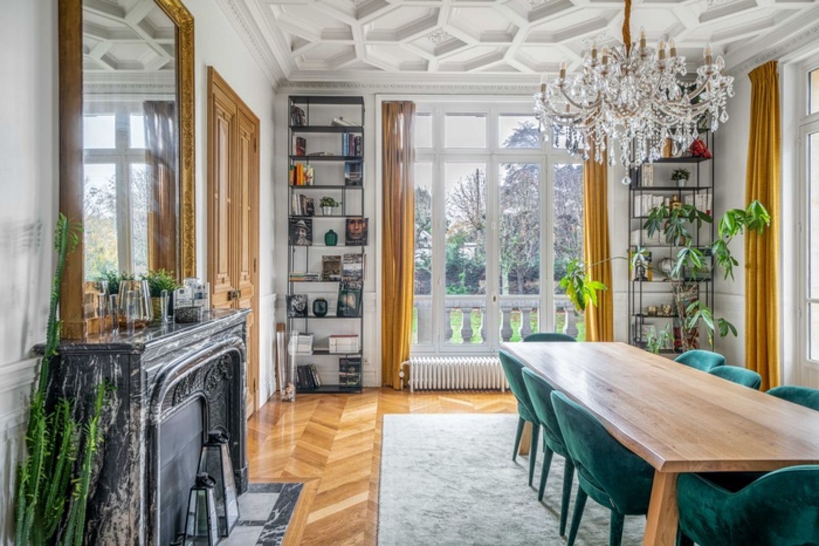 Edles Herrenhaus Esszimmer mit Zugang zum Hintergarten JUq2xMgAkAmubzhz.jpg