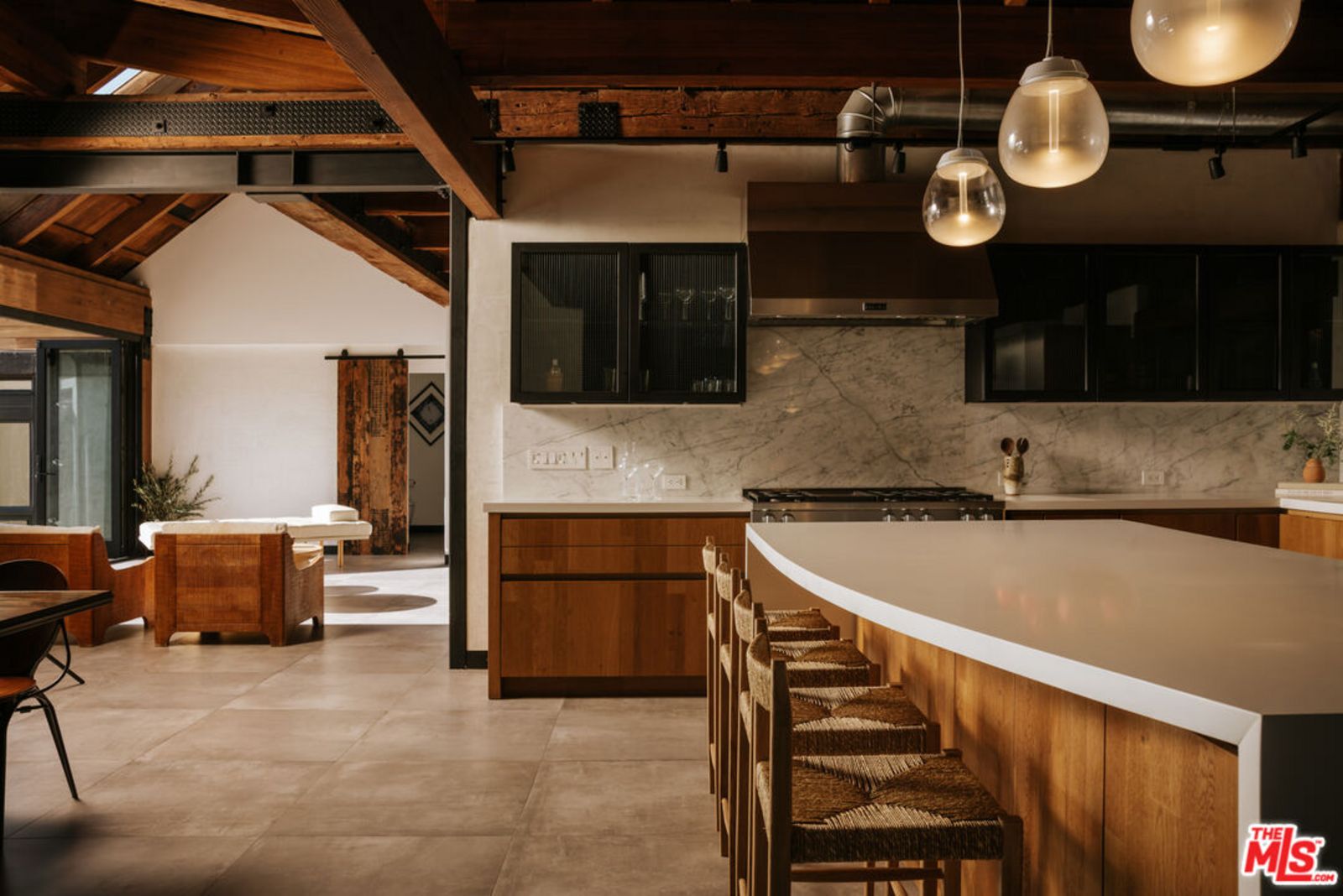 Maskuline Küche aus Marmor und Holz mit Rattanstühlen und sichtbaren Holzbalkendecken. origin5.jpg