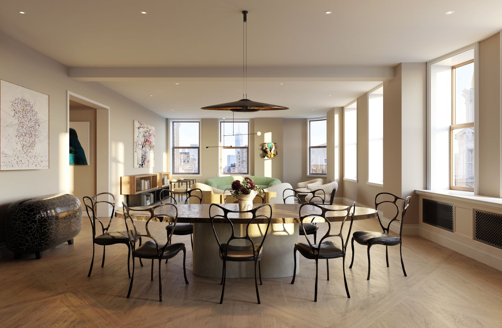 Offener Wohn- und Essbereich mit rundem Esstisch, schwarzen Designerstühlen und großen Fenstern. Im Hintergrund befinden sich eine grüne Sofalandschaft, Kunstwerke und Blick auf die Stadt. L14_South_Great_Room_credit_Visualisation_One.jpg