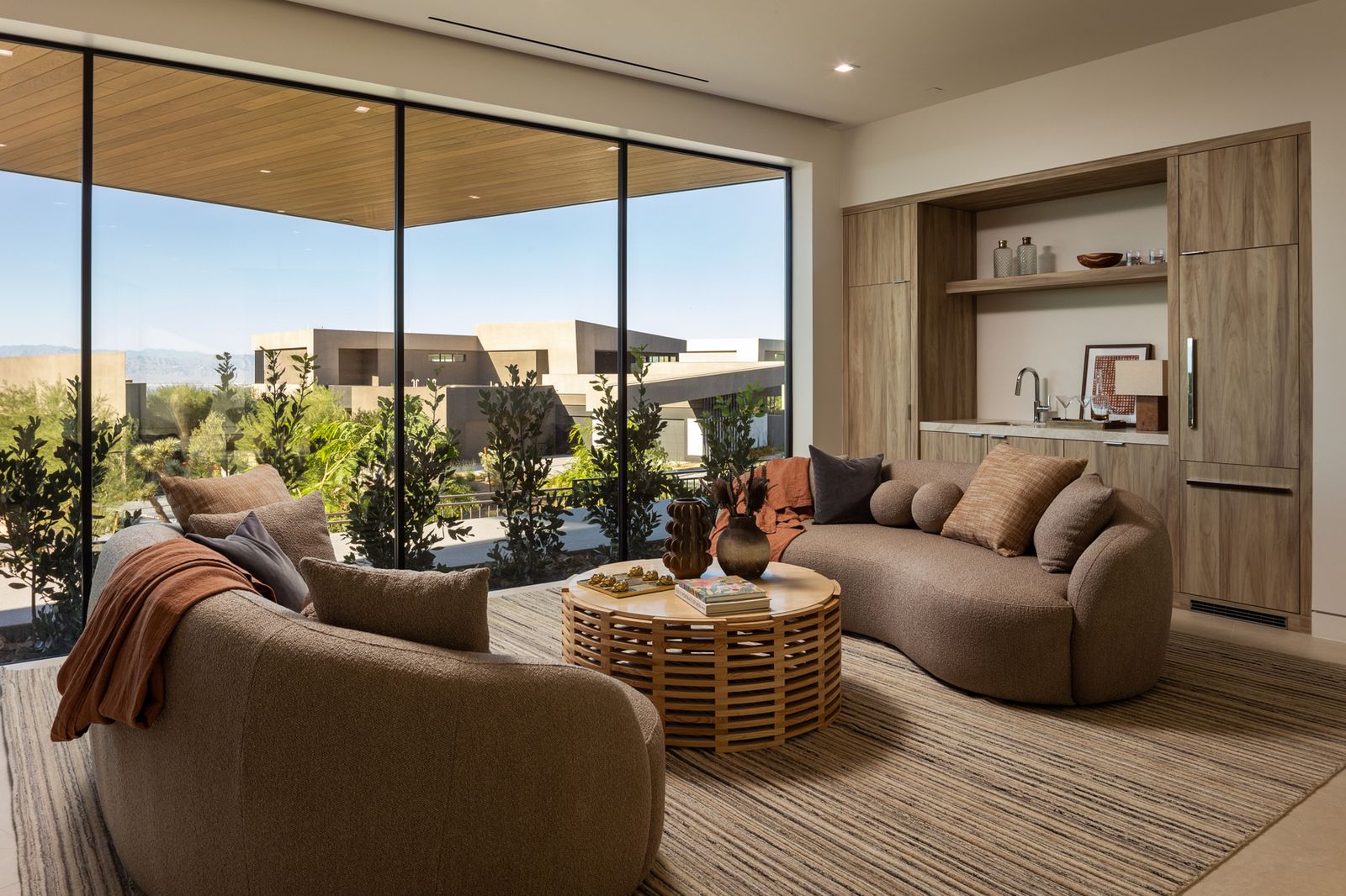 Wohnzimmer-Lounge mit Mini-Bar und beiger Couch Chisel_Crest_Final__WEP_-_MLS-104.jpg