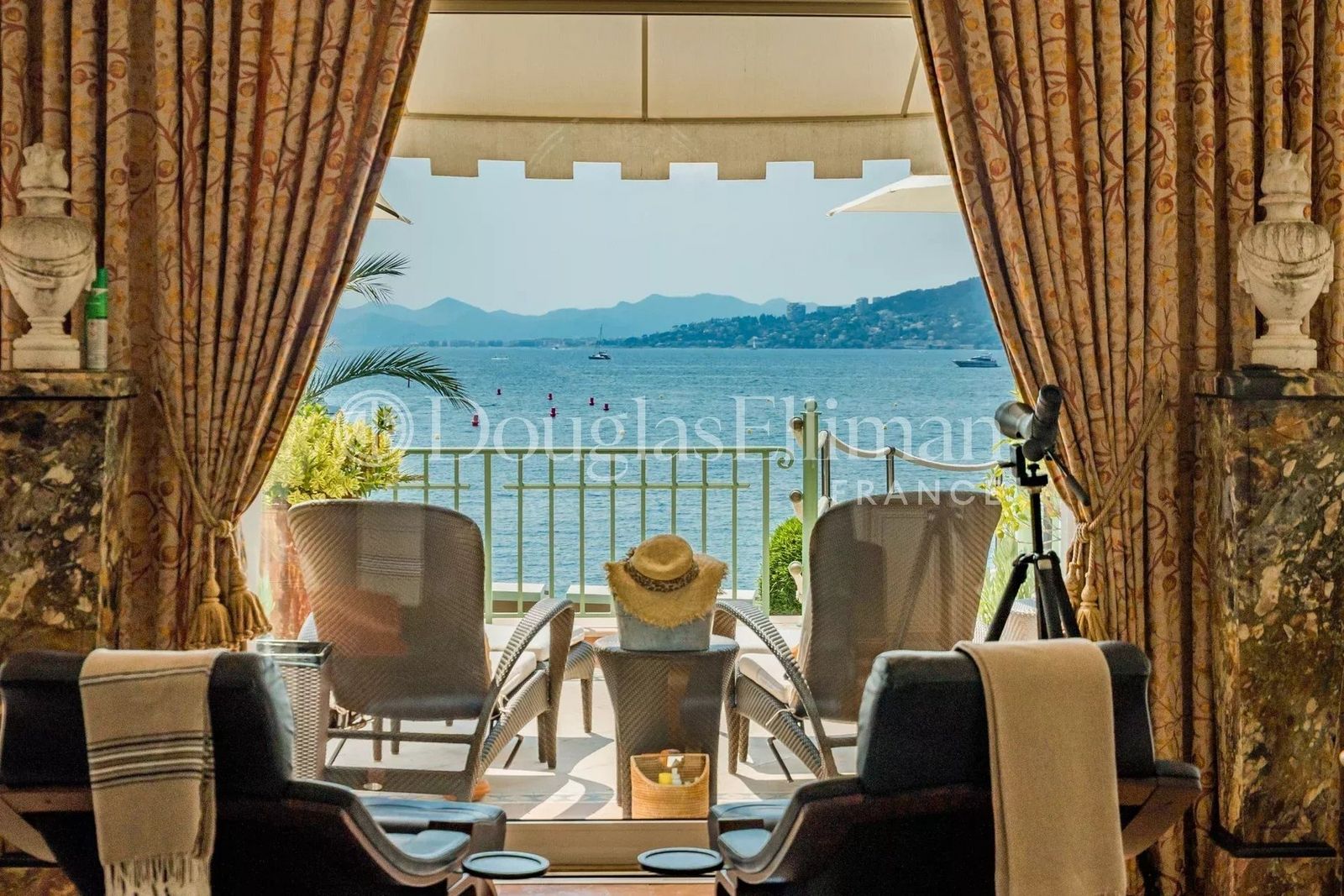 Zimmerblick zum Balkon: Panoramafenster mit Sitzbank und Meerblick 1900xxs7.jpeg