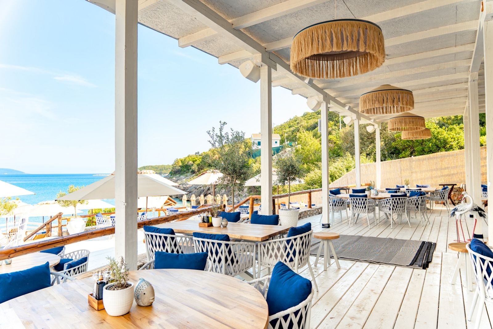 Esstische auf Veranda 54222330399_2b04991e01_o.jpg