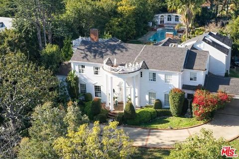 Drohnenaufnahme des Hauses mit sichtbarem Swimmingpool und Whirlpool-Bereich im Hintergrund 5e59718eca451019be69dad3a869ec4el-m1510676969rd-w1280_h960.jpeg