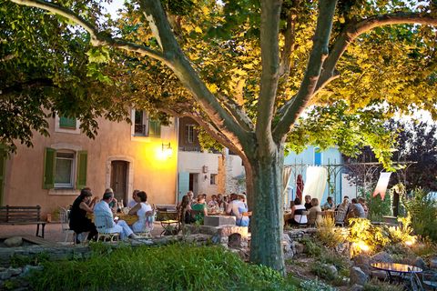  Mein-eigenes-Hotel-in-der-Provence-Dinner-im-Garten.jpg