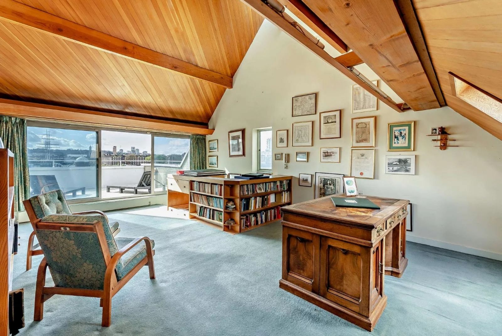 Arbeitszimmer unter dem Dach, Holzdecke, spitz, Zugang zum Balkon 1660x1110_ISL240001_55.jpg