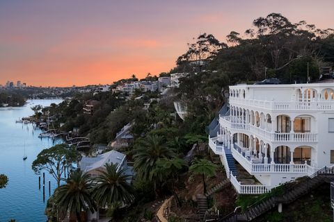Lufaufnahme, Blick zum Haus und den am Hang zum Wasser liegenden Anwesen WEB-5-2.jpg